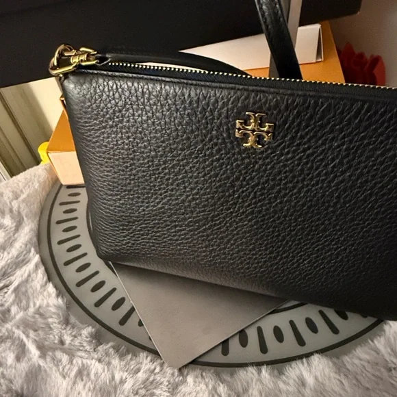 Tory Burch Black Crossbody Bag with Gold Logo - Picture 5 of 16